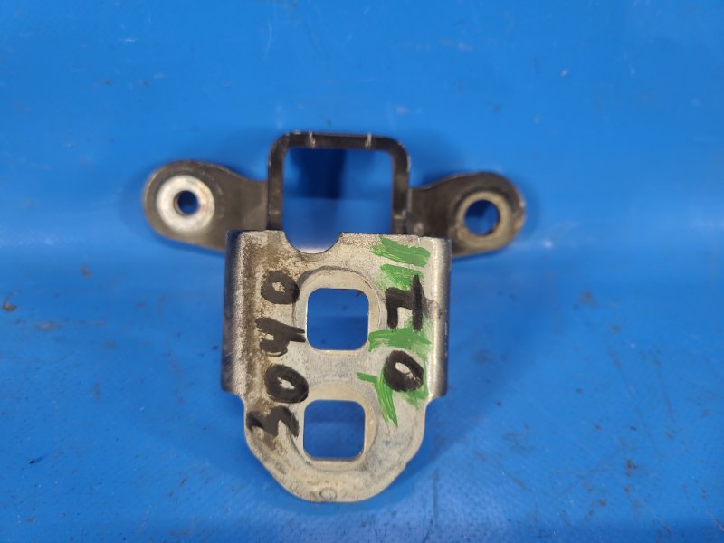 Петля двери верхняя передняя правая DODGE CALIBER 06-11 2.0 ECN Петля двери верхняя передняя правая DODGE CALIBER 06-11 2.0 ECN