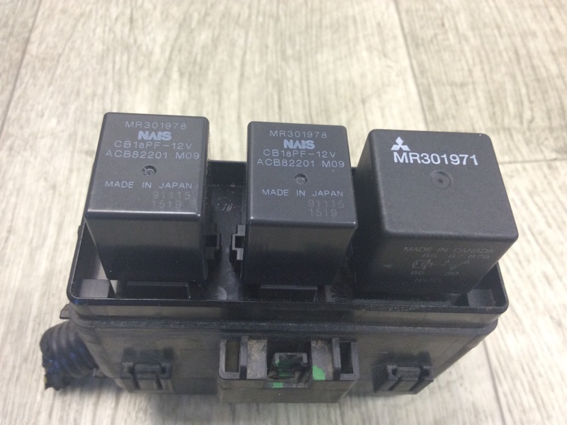 Блок предохранителей моторный отсек MITSUBISHI OUTLANDER XL 05-13 3.0 6B31