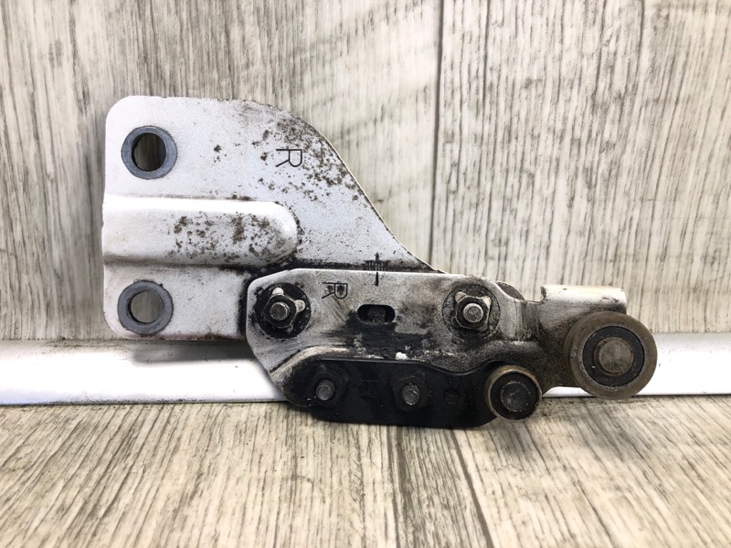 Ролик сдвижной двери верхний правый NISSAN NV200 USA 13- 2013 2.0 MR20DE 82400-JX00A Б/У