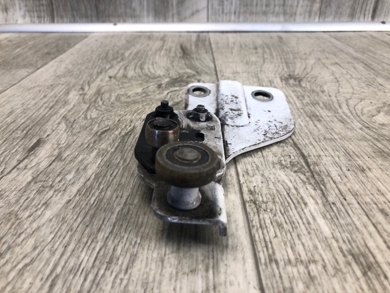 Ролик сдвижной двери верхний правый NISSAN NV200 USA 13- 2.0 MR20DE