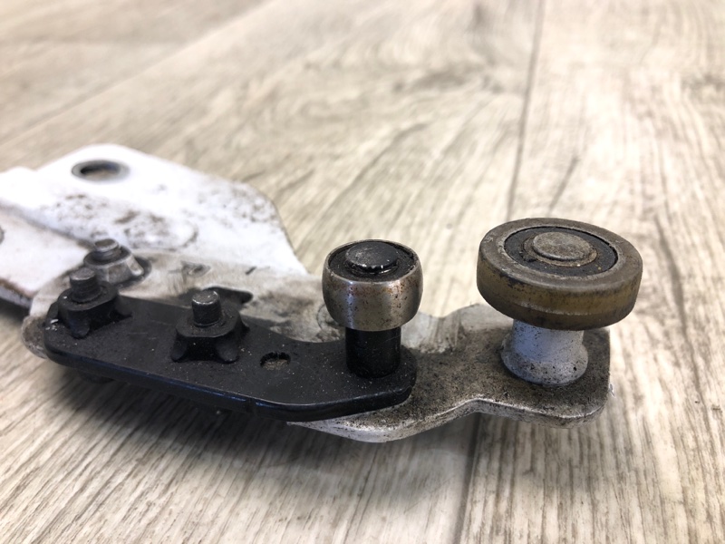 Ролик сдвижной двери верхний правый NV200 USA 13- 2013 2.0 MR20DE