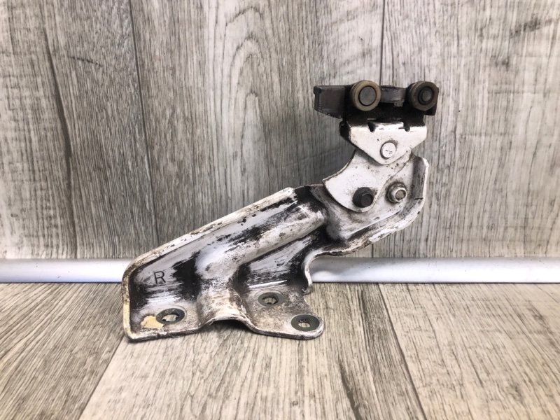 Ролик сдвижной двери нижний правый NISSAN NV200 USA 13- 2013 2.0 MR20DE 82420-JX00B Б/У