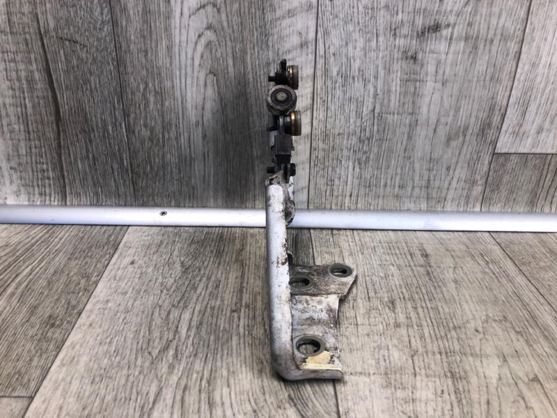 Ролик сдвижной двери нижний правый NV200 USA 13- 2013 2.0 MR20DE