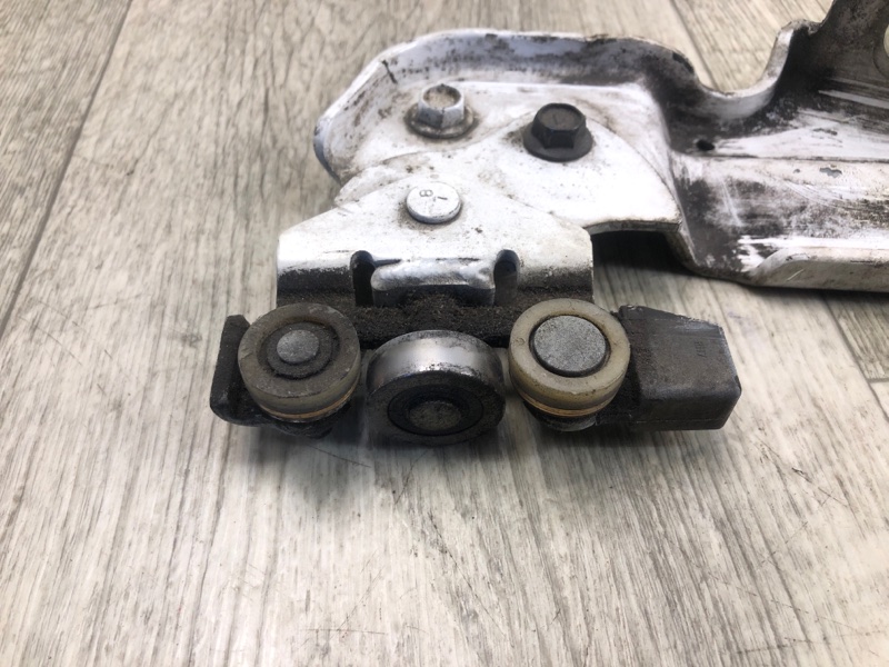 Ролик сдвижной двери нижний правый NV200 USA 13- 2013 2.0 MR20DE