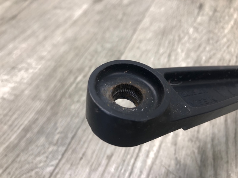 Поводок стеклоочистителя передний правый NISSAN NV200 USA 13- 2.0 MR20DE