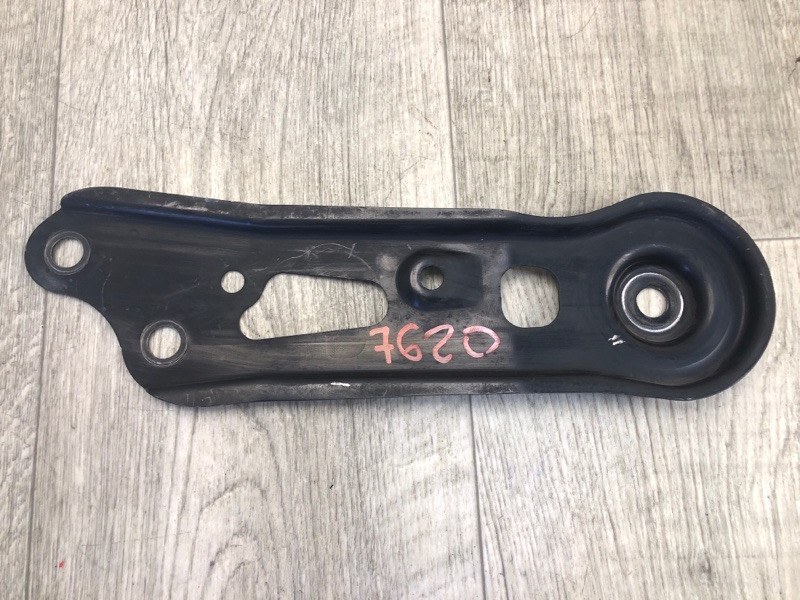 Крепление балки подвески переднее правое MDX (YD2) 06-13 2007 YD2 3.7 J37A1