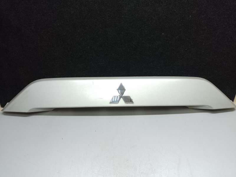 Запчасть панель подсветки номера MITSUBISHI OUTLANDER XL 05-13 2006 3.0 6B31 5817A022HA Б/У Панель подсветки номера MITSUBISHI OUTLANDER XL 05-13 2006 3.0 6B31 5817A022HA Б/У