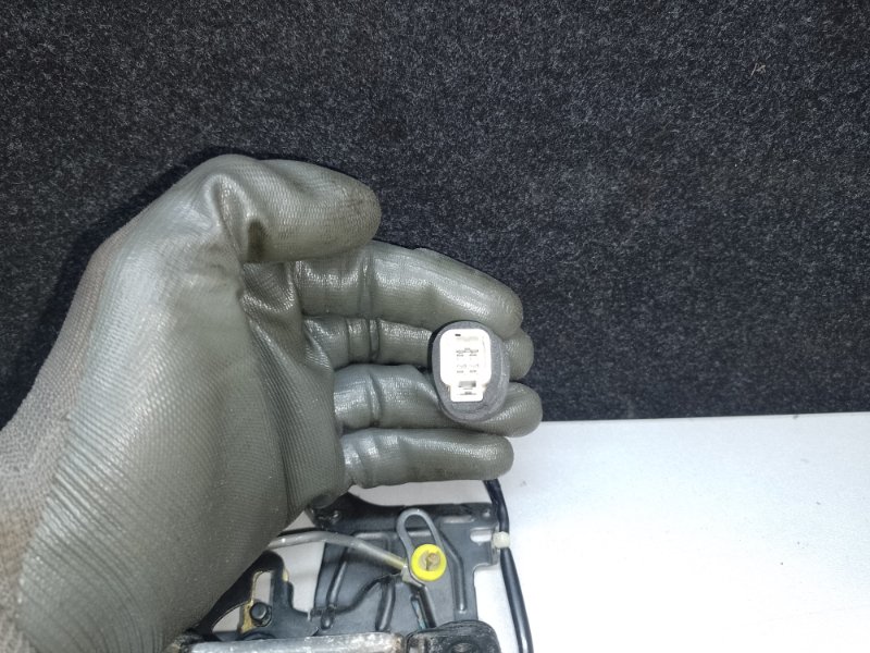 Замок крышки багажника TOYOTA MATRIX 02-08 ZZE132 1.8L 1ZZ-FE Замок крышки багажника TOYOTA MATRIX 02-08 ZZE132 1.8L 1ZZ-FE