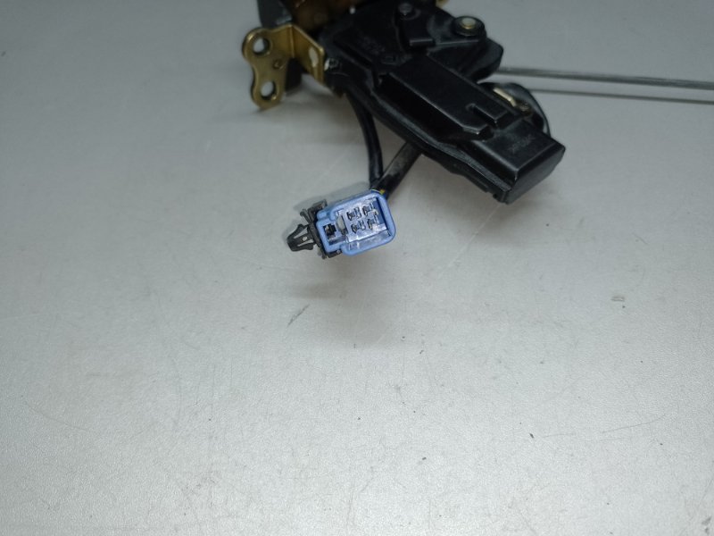 Замок стекла крышки багажника TOYOTA MATRIX 02-08 ZZE132 1.8L 1ZZ-FE