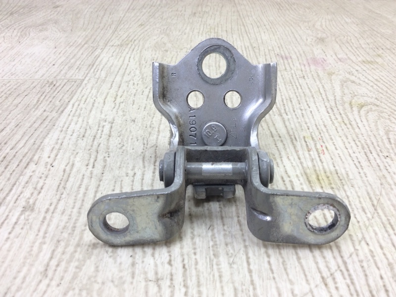 Петля двери нижняя задняя левая FIESTA 08-17 2017 1.6 C16HDEZ Петля двери нижняя задняя левая FIESTA 08-17 2017 1.6 C16HDEZ