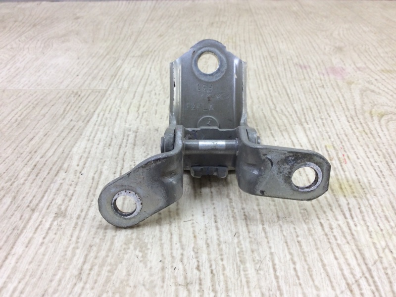 Петля двери нижняя передняя левая FIESTA 08-17 2017 1.6 C16HDEZ