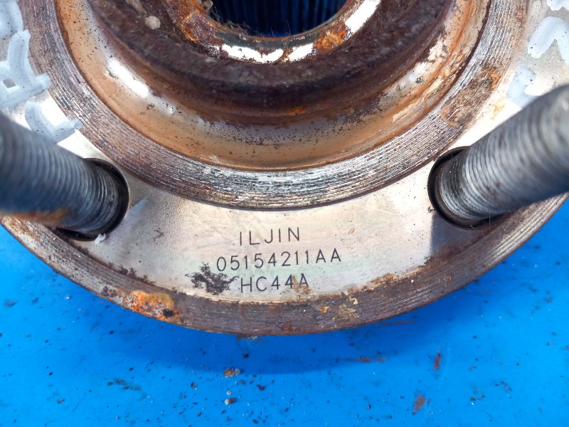 Ступица передняя левая 200 10-14 2012 2.4 ED3