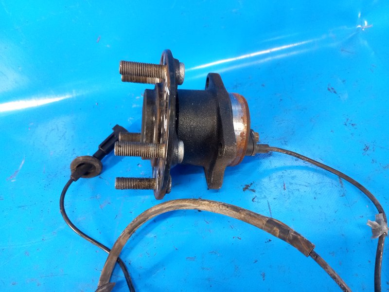 Ступица задняя левая 200 10-14 2012 2.4 ED3