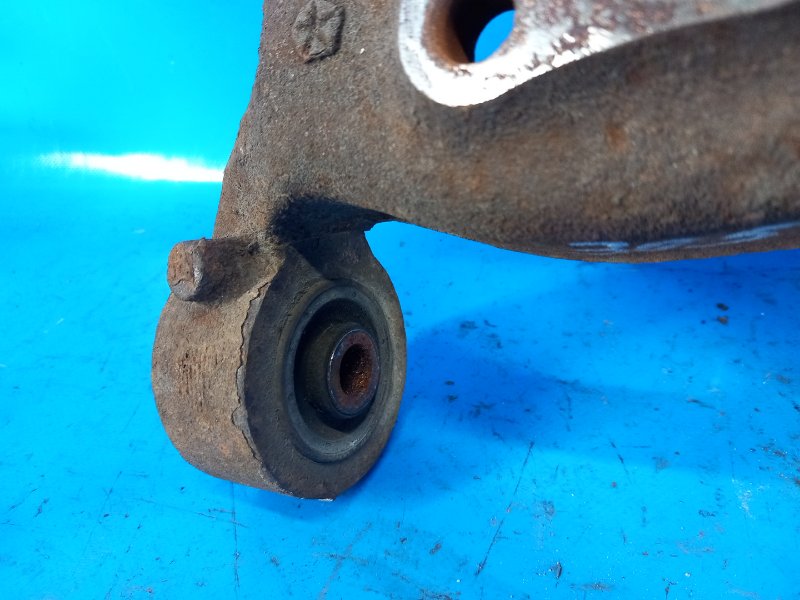 Цапфа задняя правая 200 10-14 2013 3.6 ERB