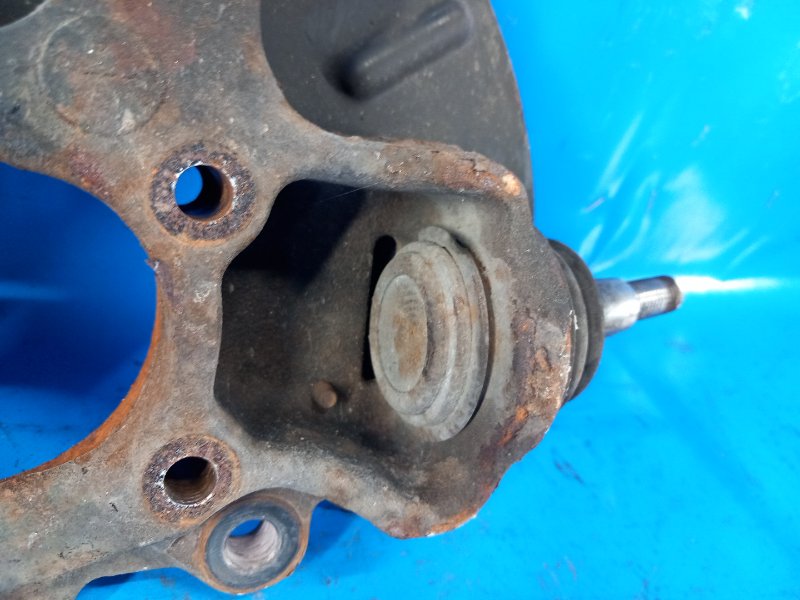 Кулак поворотный правый 200 10-14 2013 3.6 ERB