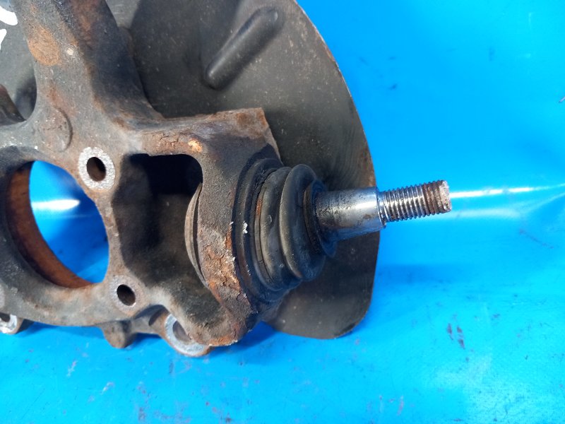 Кулак поворотный правый 200 10-14 2013 3.6 ERB