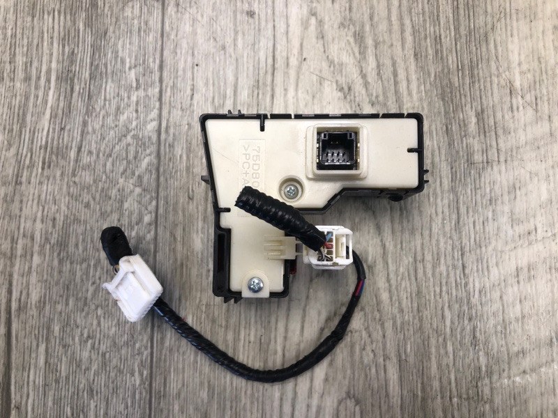 Кнопка аварийной сигнализации TOYOTA PRIUS - 30 09-17 ZVW30 1.8 2ZRFXE