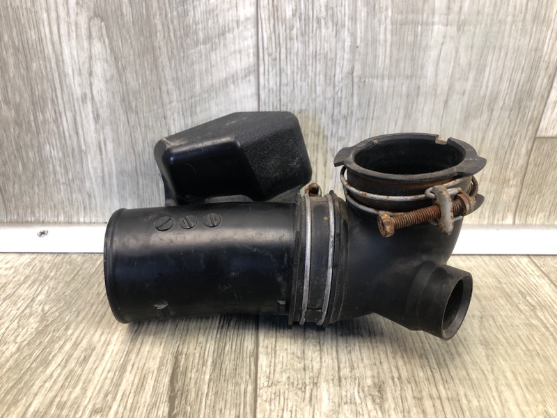 Патрубок воздушного фильтра TOYOTA PRIUS - 30 09-17 2013 ZVW30 1.8 2ZRFXE 1789437010 Б/У