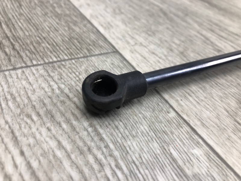 Амортизатор крышки багажника правый PRIUS - 30 09-17 2013 ZVW30 1.8 2ZRFXE