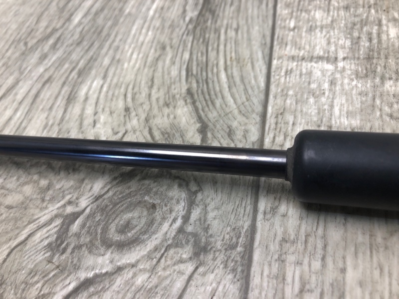 Амортизатор крышки багажника правый TOYOTA PRIUS - 30 09-17 ZVW30 1.8 2ZRFXE