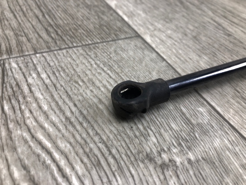 Амортизатор крышки багажника левый PRIUS - 30 09-17 2013 ZVW30 1.8 2ZRFXE