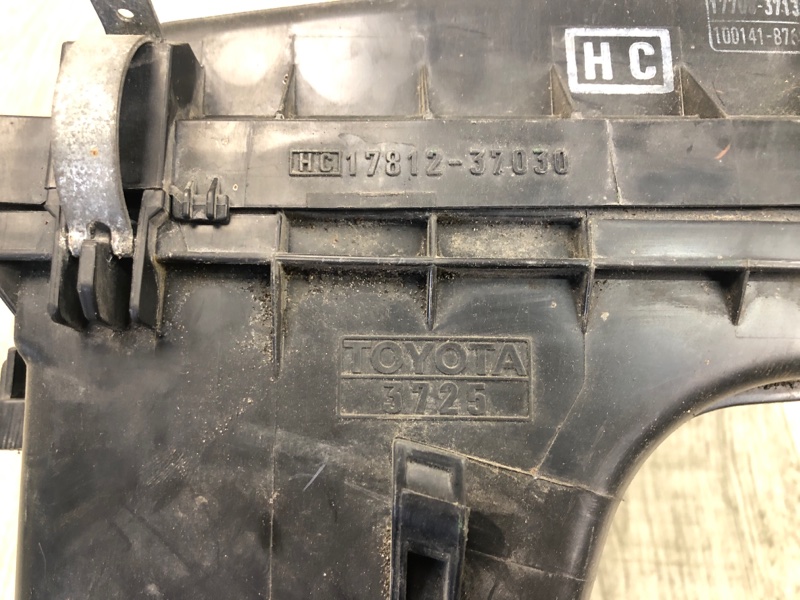 Корпус воздушного фильтра PRIUS - 30 09-17 2013 ZVW30 1.8 2ZRFXE