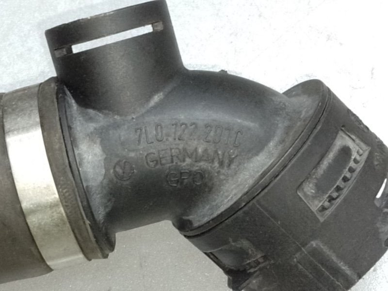 Патрубок системы охлаждения TOUAREG 02-10 2007 BHK 3.6