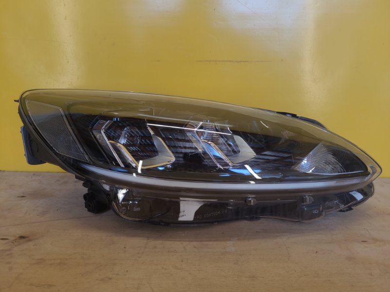 Фара правая FORD KUGA  20-24 LV4B-13E014-CD Б/У