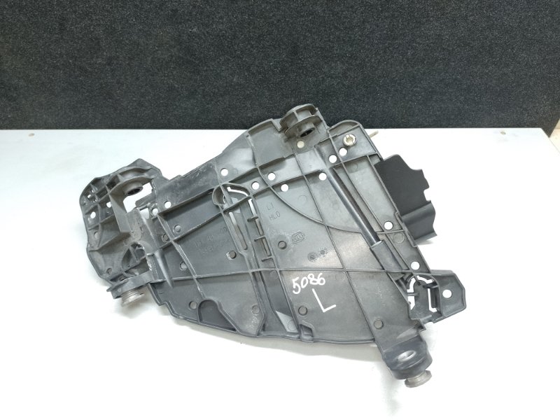 Кронштейн крепления фары левый TOUAREG 02-10 2007 BHK 3.6