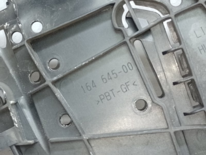 Кронштейн крепления фары левый VOLKSWAGEN TOUAREG 02-10 BHK 3.6