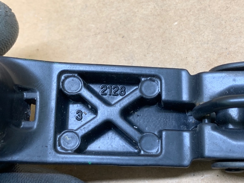 Поводок стеклоочистителя передний правый SUZUKI KIZASHI 09-14 J24B Поводок стеклоочистителя передний правый SUZUKI KIZASHI 09-14 J24B