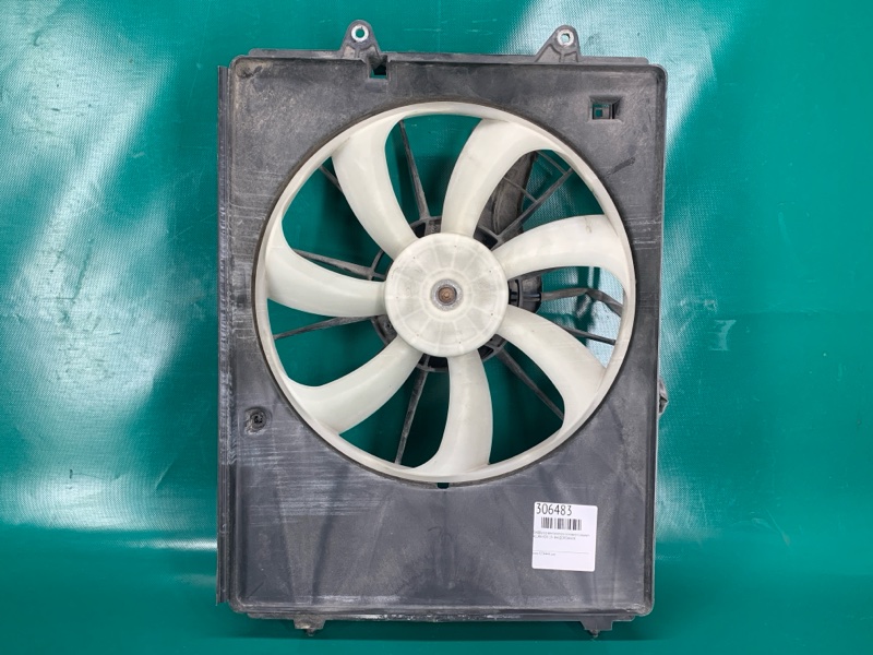 Диффузор вентилятора основного радиатора правый ACURA RDX 19- ВНЕДОРОЖНИК 38615-5YF-A01 Б/У