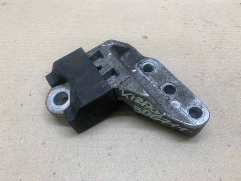 Кронштейн опоры двигателя правый SUZUKI KIZASHI 09-14 2011 J24B 11610-57L02 Б/У