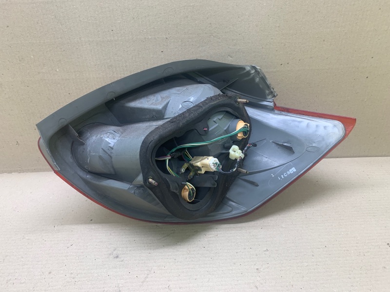 Фонарь наружный левый MATRIX 02-08 2002 ZZE132 1.8L 1ZZ-FE