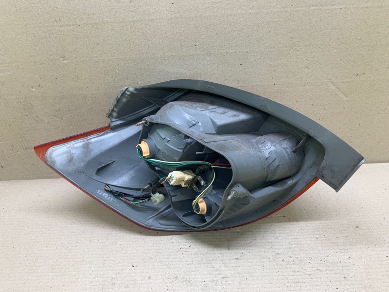 Фонарь наружный правый MATRIX 02-08 2002 ZZE132 1.8L 1ZZ-FE