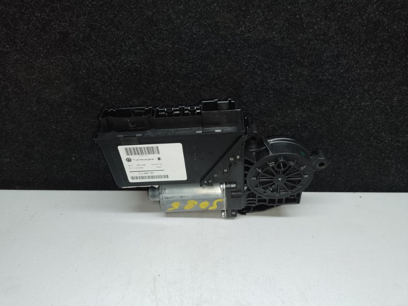 Моторчик стеклоподъемника передний правый TOUAREG 02-10 2007 BHK 3.6