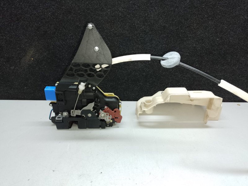 Замок двери передний правый VOLKSWAGEN TOUAREG 02-10 BHK 3.6