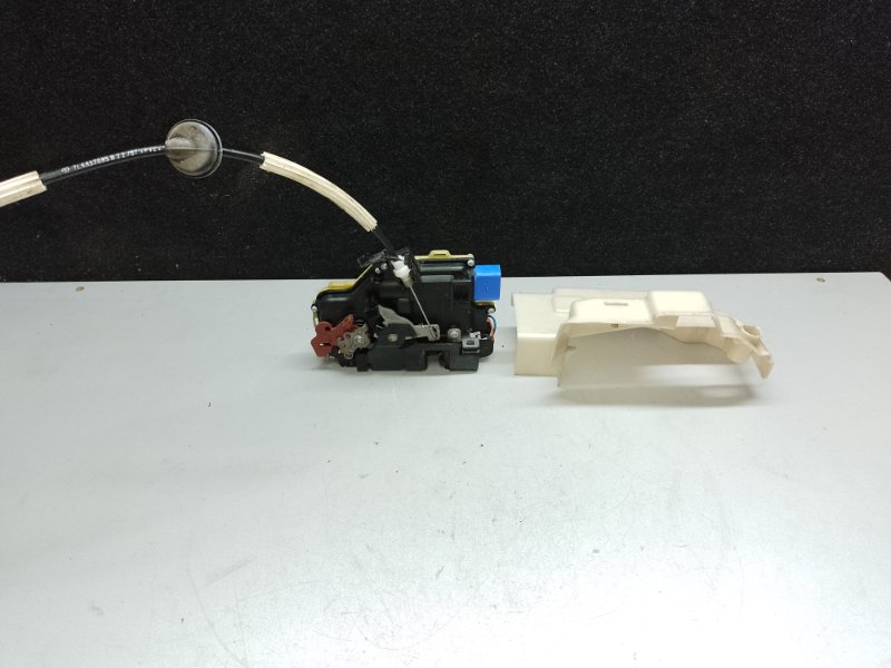 Замок двери передний левый VOLKSWAGEN TOUAREG 02-10 BHK 3.6