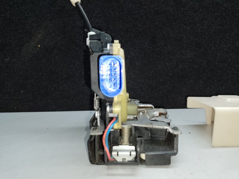 Замок двери передний левый TOUAREG 02-10 2007 BHK 3.6