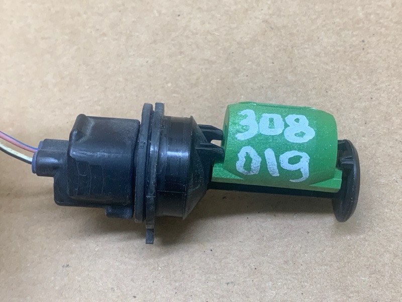 Датчик уровня бачка омывателя CAMRY 30 02-06 2003 30 2.4 2AZFE