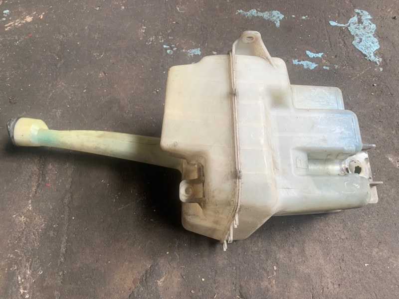 Бачок омывателя TOYOTA MATRIX 02-08 ZZE132 1.8L 1ZZ-FE