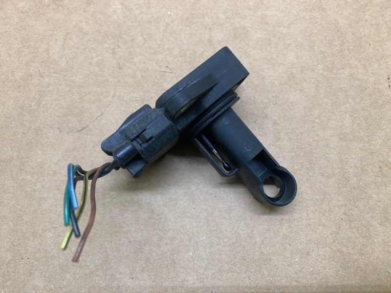 Расходомер воздуха TOYOTA MATRIX 02-08 2002 ZZE132 1.8L 1ZZ-FE 22204-0D030 Б/У