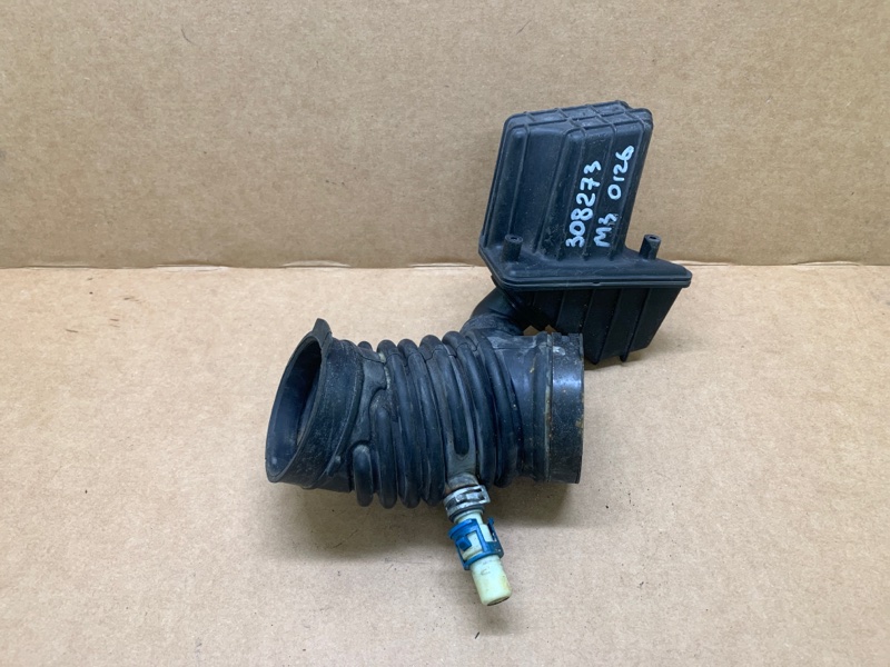 Запчасть патрубок воздушного фильтра MAZDA 3 BK 03-08 2006 BK 2.3 L3 LF67-13-221 Б/У Патрубок воздушного фильтра MAZDA 3 BK 03-08 2006 BK 2.3 L3 LF67-13-221 Б/У