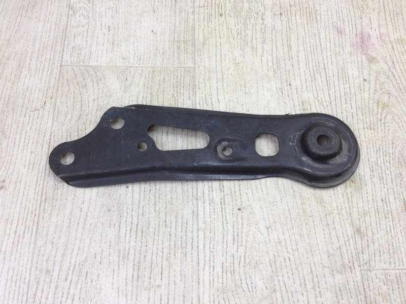 Крепление балки подвески переднее правое MDX (YD2) 06-13