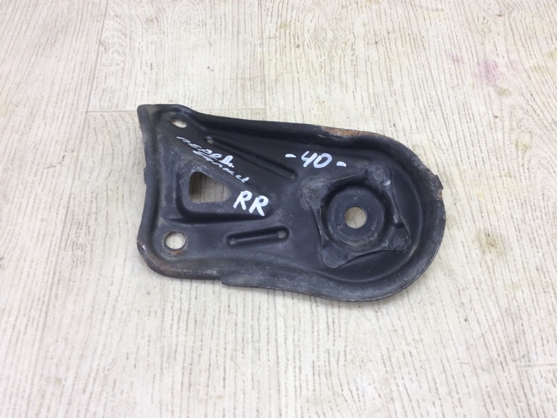 Крепление балки подвески переднее правое TOYOTA CAMRY 40 06-11 51023-07010 Б/У