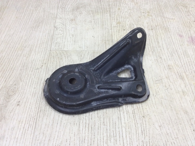 Крепление балки подвески переднее правое CAMRY 40 06-11