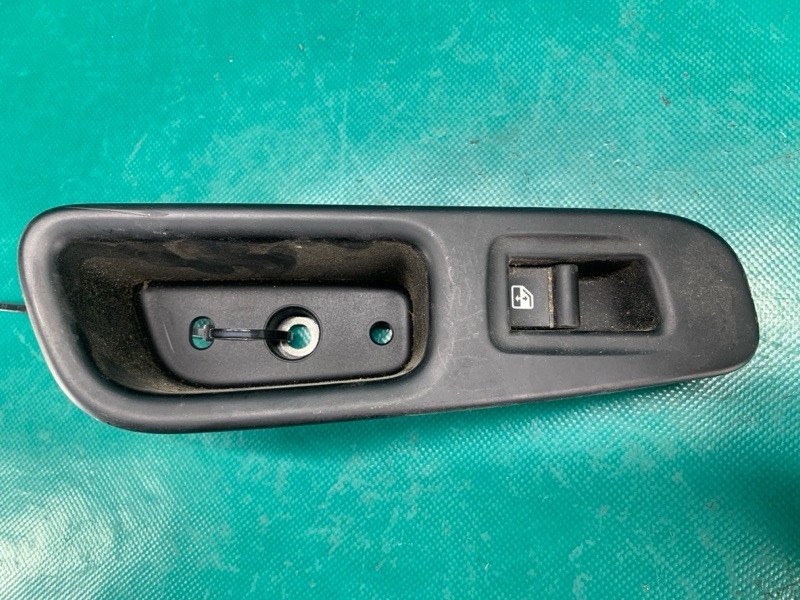 Запчасть кнопка стеклоподъемника задняя левая JEEP RENEGADE (BU) 14- 2020 Wagon 2.4L I4 ZERO EVAP M-AIR 5XA56LXHAA Б/У Кнопка стеклоподъемника задняя левая JEEP RENEGADE (BU) 14- 2020 Wagon 2.4L I4 ZERO EVAP M-AIR 5XA56LXHAA Б/У