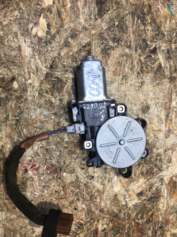 Моторчик стеклоподъемника задний правый MITSUBISHI OUTLANDER 03-07 MR573880 Б/У