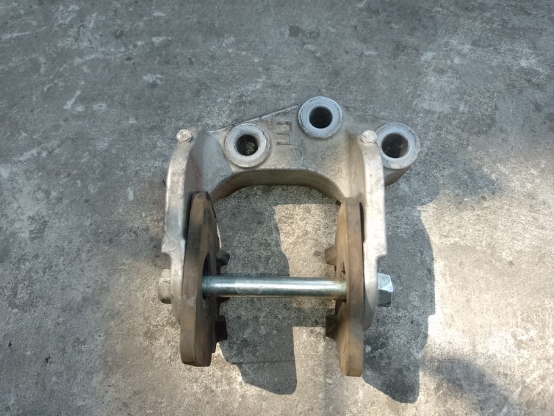 Запчасть кронштейн двигателя правый MITSUBISHI OUTLANDER XL 05-13 2009 3.0 6B31 MN184296 Б/У Кронштейн двигателя правый MITSUBISHI OUTLANDER XL 05-13 2009 3.0 6B31 MN184296 Б/У