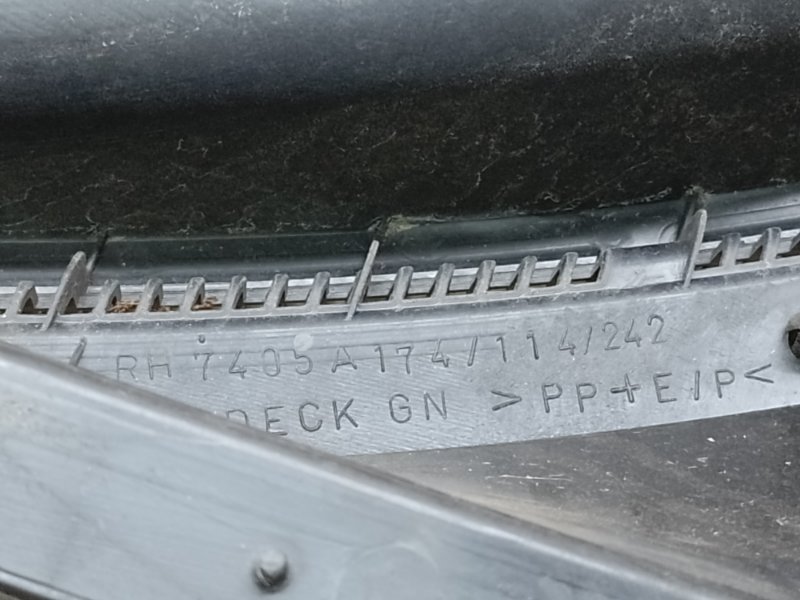 Пластик под лобовое стекло / Жабо правый MITSUBISHI OUTLANDER XL 05-13 3.0 6B31